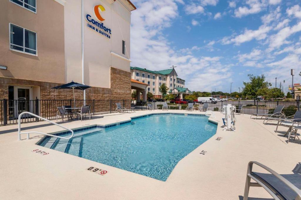 טיפטון Comfort Inn & Suites מראה חיצוני תמונה